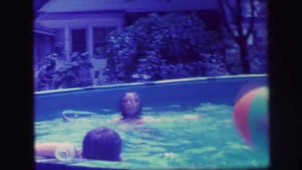 Familia divirtiéndose en piscina — Vídeo de stock