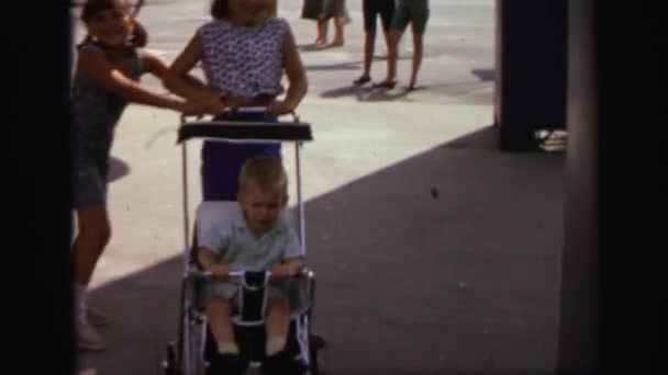 Eine Mutter mit einem kleinen Kind — Stockvideo