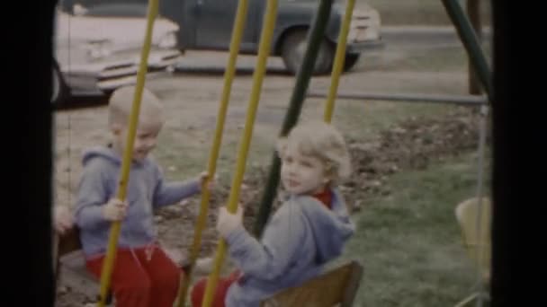 Genç çocuk iki çocuklar oynarken — Stok video
