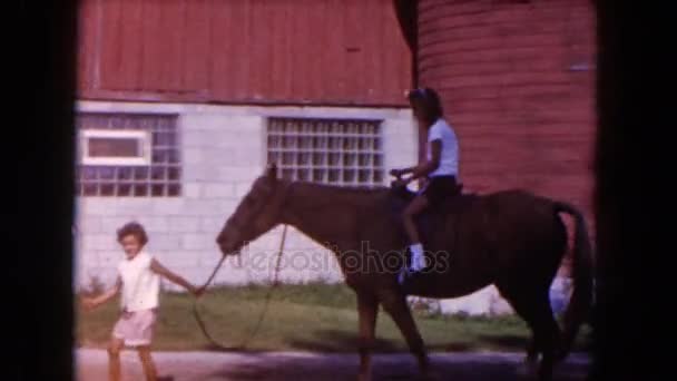 Meisje paardrijden paard — Stockvideo