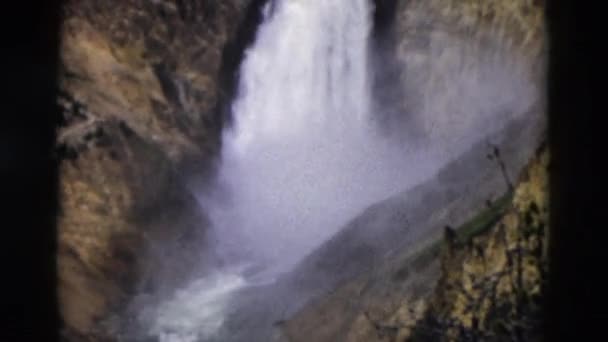 Vodopád ze Skalistých hor — Stock video