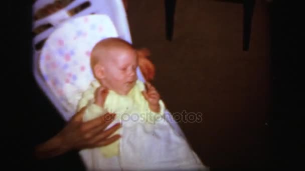 Kleine baby in babyseat — Stockvideo