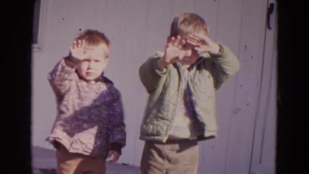 Duas crianças acenando as mãos — Vídeo de Stock