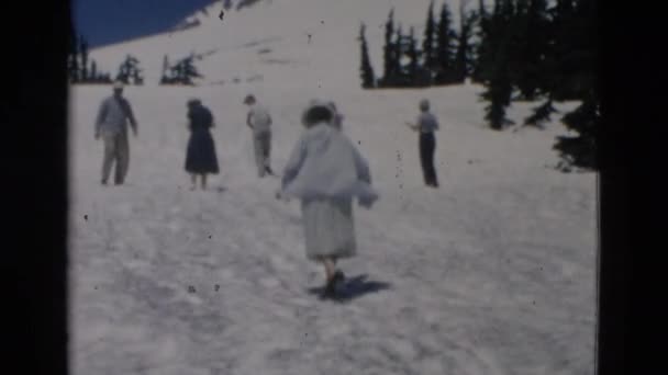 Menschen gehen auf Schneehang — Stockvideo