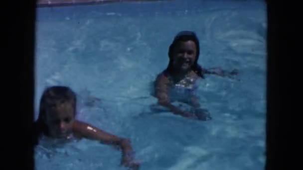 Duas meninas nadando na piscina — Vídeo de Stock
