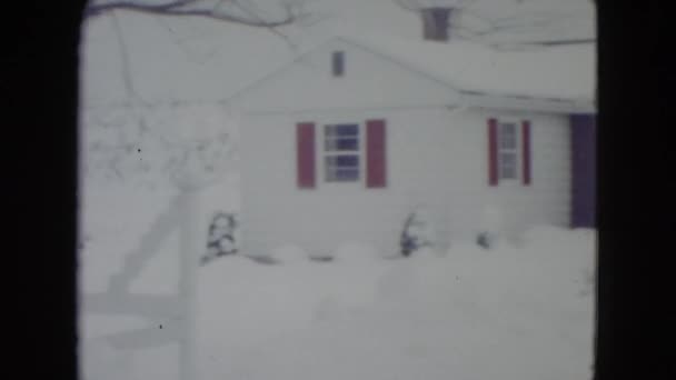Дом с гаражом после снегопада — стоковое видео