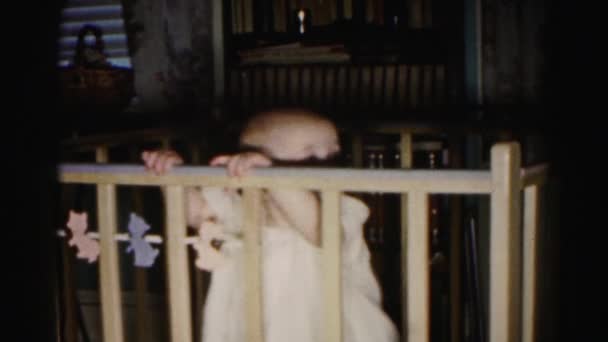 Kleinkind steht in Krippe — Stockvideo