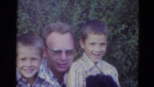 Hombre y niños celebrando el día de los Padres — Vídeos de Stock