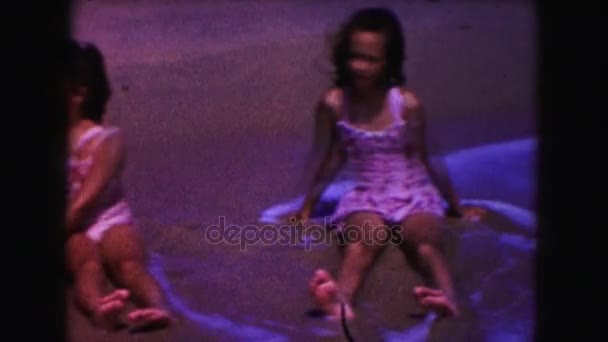 Девушки и женщины сидят на берегу — стоковое видео