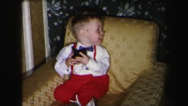 Malý chlapec sedí — Stock video