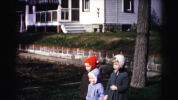 Tři děti pobývají venku — Stock video