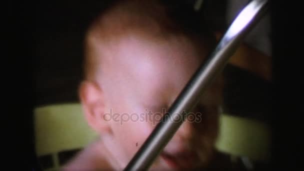 Bébé garçon jouant dans le panier à linge — Video