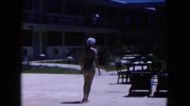 女人走到沙滩椅 — 图库视频影像