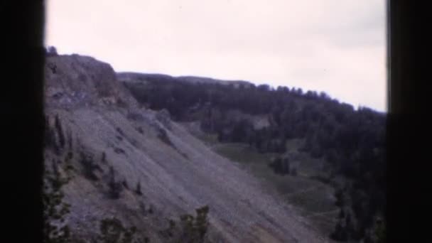 Paisaje vista de colinas y montañas — Vídeos de Stock