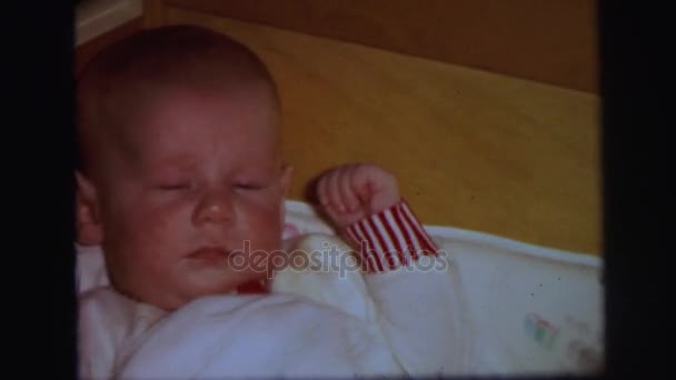 Bebé acostado en la cuna — Vídeos de Stock