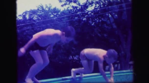 Chicos divirtiéndose en la piscina — Vídeo de stock