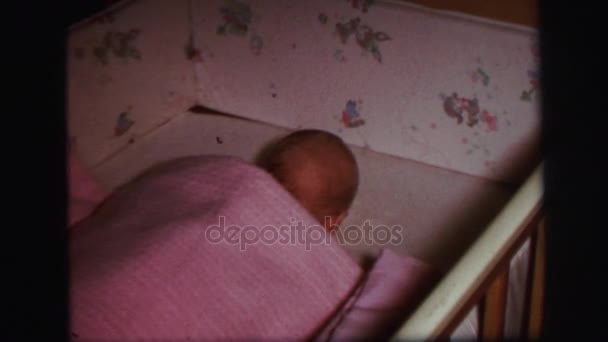 Noworodka dziewczynka, przenoszenie i próbując zasnąć — Wideo stockowe