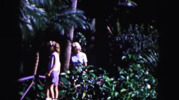 Două fete și o femeie mergând — Videoclip de stoc