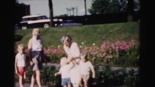 Děti a ženy chodit kolem rybníka — Stock video