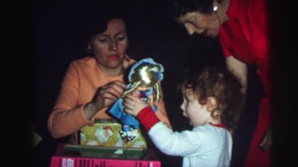 Een kerstboom met een kind openen presenteert — Stockvideo