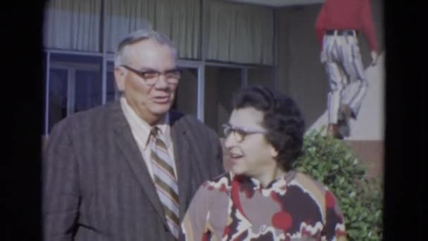 Γυναίκα και άνδρας στέκεται μπροστά από το σπίτι — Αρχείο Βίντεο