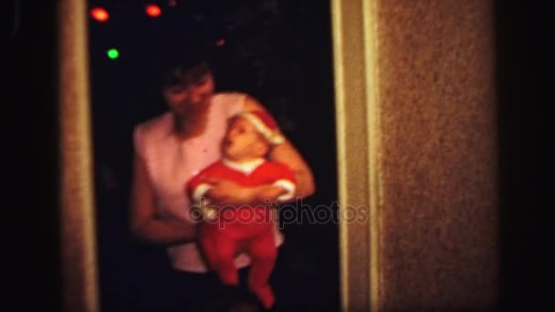 Mãe está carregando um menino pequeno — Vídeo de Stock