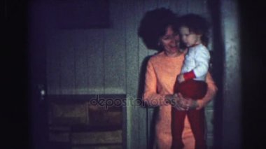 Çocuk evde mutlu anne