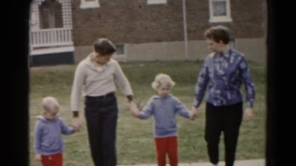 Familjen promenader i bakgård — Stockvideo