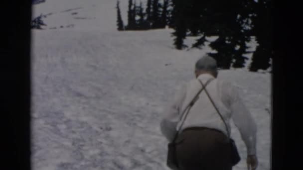 Persone che camminano sul pendio della neve — Video Stock