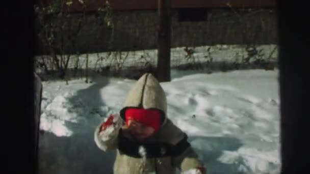 Chłopak na zewnątrz, na śniegu — Wideo stockowe