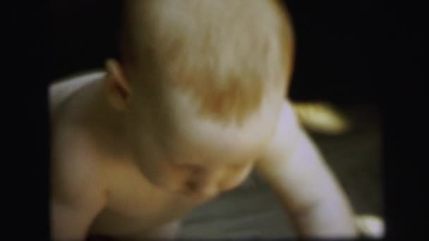 Baby crawling pe podea — Videoclip de stoc