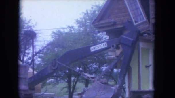 Trabajadores demoliendo casa — Vídeo de stock