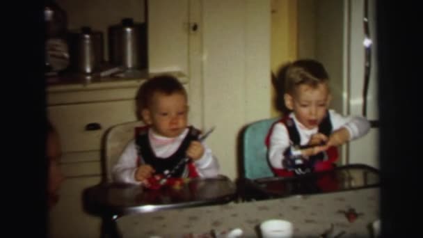 Los niños en la fiesta de cumpleaños — Vídeo de stock