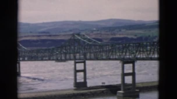 長い橋と丘 — ストック動画