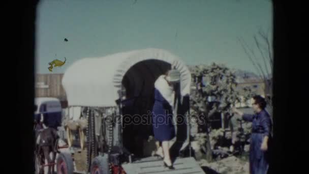 Kobieta na obcasach, schodząc w dół — Wideo stockowe