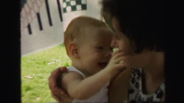 Bambino giocare con madre all'aperto — Video Stock