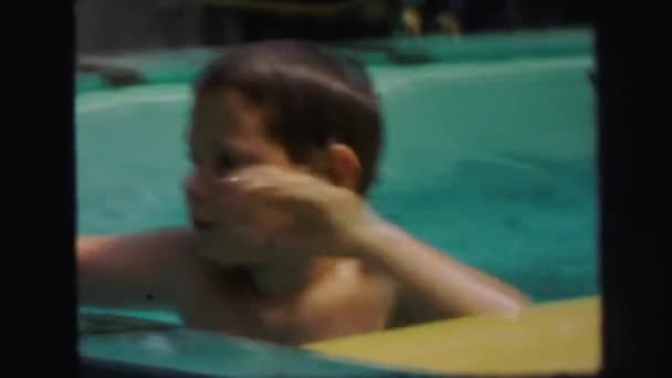 Meninos se divertindo na piscina — Vídeo de Stock