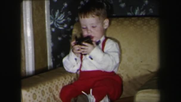 Niño explorando pequeño ataúd — Vídeo de stock