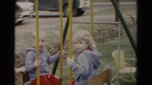 Dospívající chlapec hraje s dvěma dětmi — Stock video