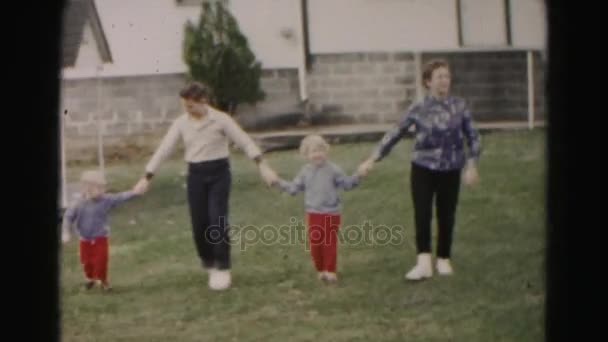 Familjen promenader i bakgård — Stockvideo