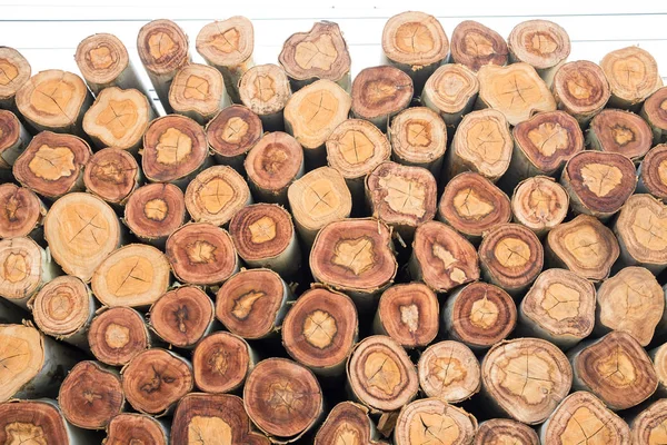Fechar de uma pilha de madeira cortada — Fotografia de Stock