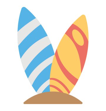 Sahilde yaz simgeleyen renkli sörf tahtaları 