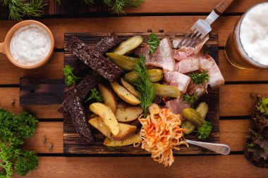 Bira için abur cuburları karıştır.