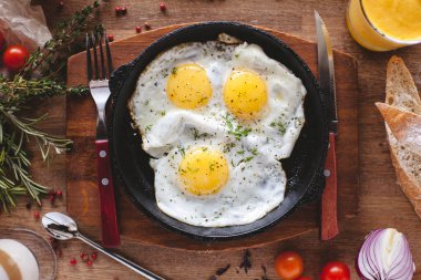 Yağda yumurta. Sahanda yumurtanın yakın görüntüsü.