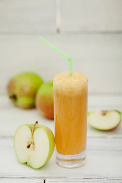 Bebida saludable de zumo de manzana y frutas de manzanas — Foto de Stock