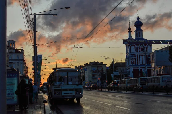 Kaluga şehir üzerinde akşam gökyüzü