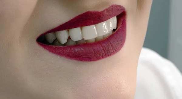 güzel kadın gülümseme ile sağlıklı dişler