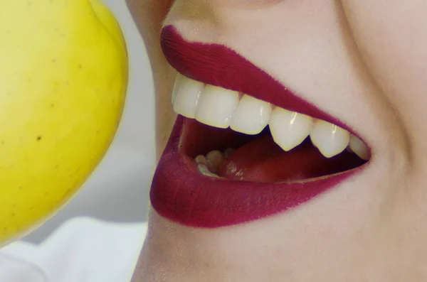 sağlıklı gülümseme ve bembeyaz dişler