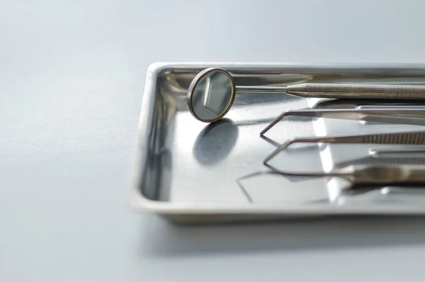 araçları ile metal tepsi