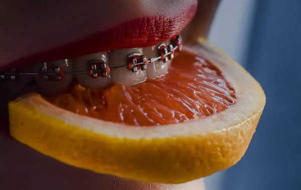 bir parça limon biraz diş